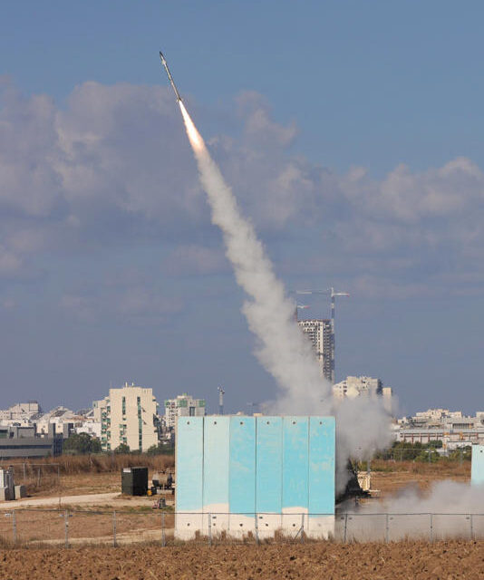 🛑 Hamás lanza más de 5.000 cohetes y secuestra cuerpos de soldados israelíes en Gaza