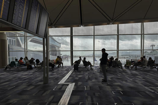 Hong Kong cancela decenas de vuelos ante la llegada de la tormenta tropical Koinu