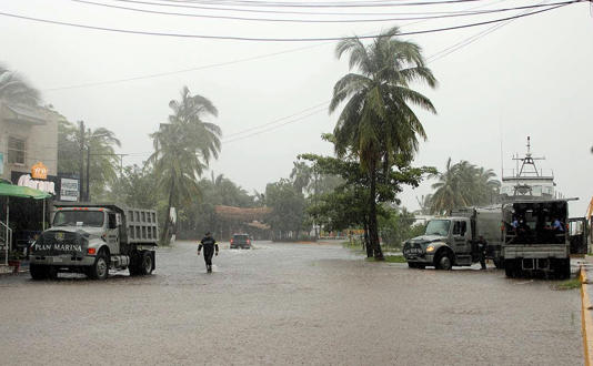 México advierte sobre posible impacto en tierra de dos ciclones tropicales en el Pacífico