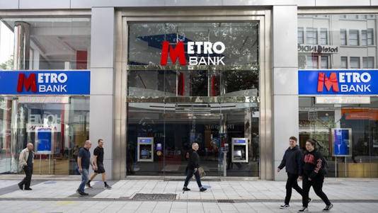 El multimillonario colombiano Jaime Gilinksi toma el control del Metro Bank británico que está en dificultades