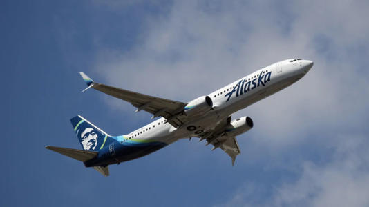 Piloto fuera de servicio intenta tomar el control de un vuelo de Alaska Airlines 