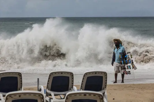 El huracán ​Norma se fortalece y avanza hacia Baja California Sur en el Pacífico mexicano