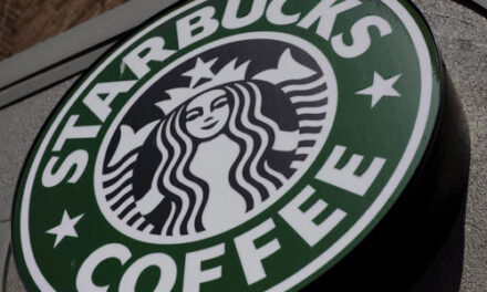 Starbucks subirá el salario de sus empleados