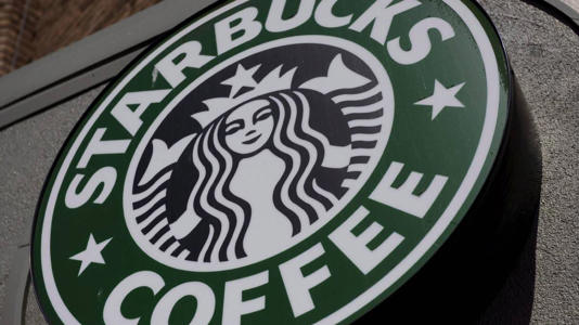 Starbucks subirá el salario de sus empleados
