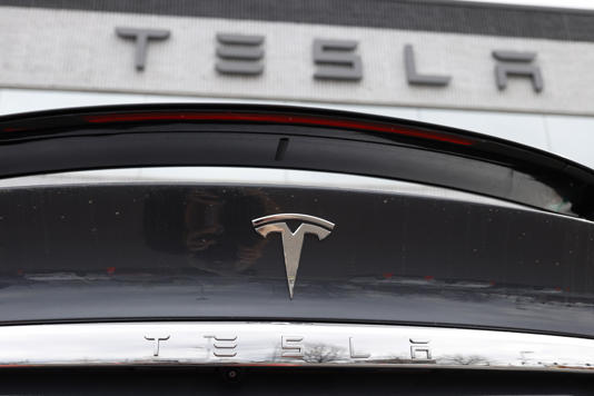 Tesla llama a talleres a más de dos millones de autos