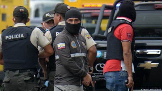 Presidente de Ecuador declara “conflicto armado interno”, mientras canal de tv fue liberado