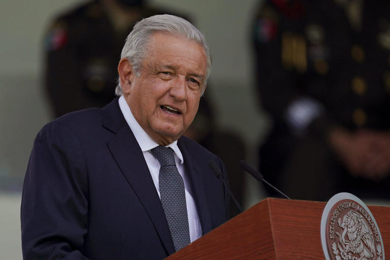 El loco presidente mexicano arrecia crítica a medios y defiende haber divulgado teléfono de una periodista