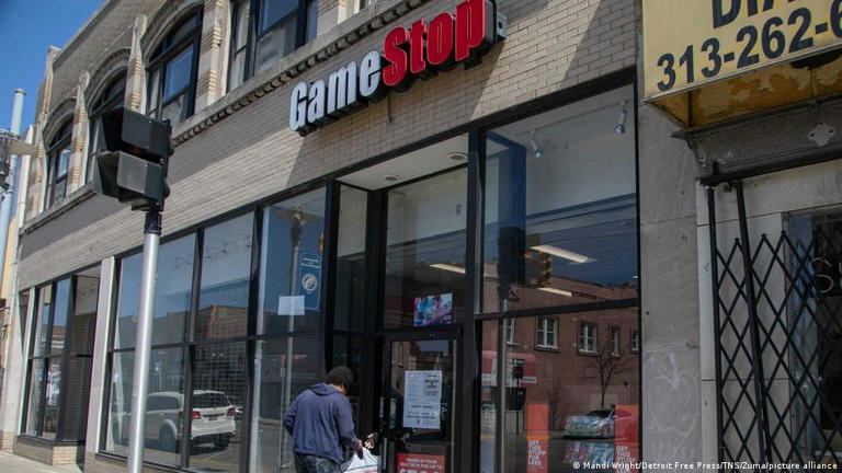 Acciones de GameStop caen fuerte tras caída de las ventas