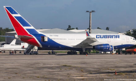 Esque no pagan. Empresas niegan combustible a aerolínea cubana en Argentina