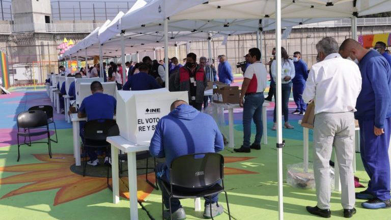 ¡Pero dejaron fuera a miles de votantes en el extranjero! Más de 31.000 reclusos en México votarán por primera vez para elegir presidente
