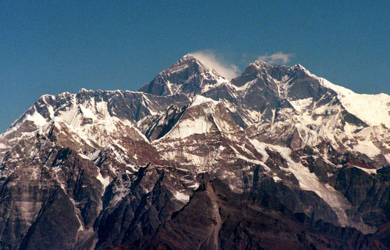 Nepal despliega una flota de drones para recoger basura del Everest
