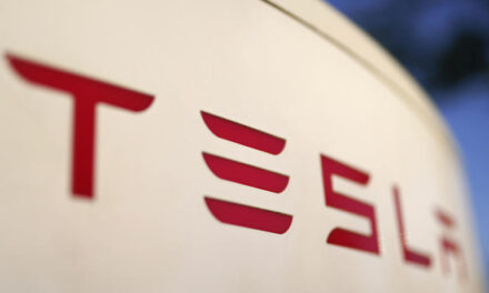 Utilidades de Tesla en 1er trimestre del año se desploman 55%, pero sus acciones suben