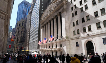 Wall Street sube tras informe de empleo sorpresivamente fuerte en EEUU