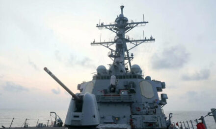 Estados Unidos reposiciona buques de guerra en previsión de un ataque iraní, según un informe