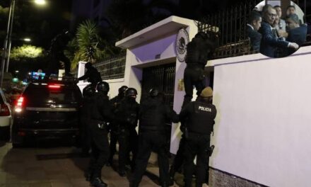 🛑 Golpe a AMLO. Policías irrumpen en la embajada de México en Quito y detienen al exvicepresidente Jorge Glas