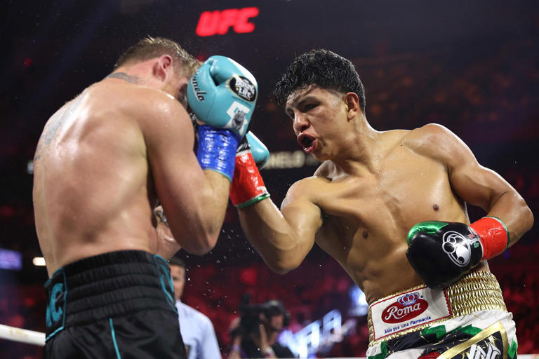 Está perdiendo el punch. ‘Canelo’ Álvarez derrota a Jaime Munguía en una pelea complicada